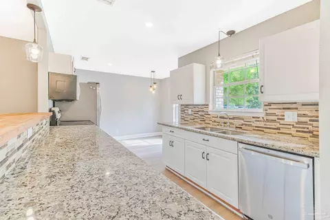 Kitchen - 4285 Lindsey Ln, Pace, FL 32571 photo 4 of 5