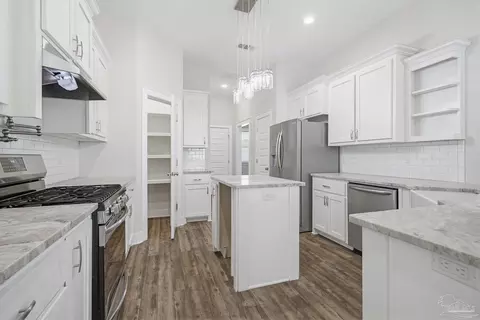 Kitchen - 3300 Eagle St, Cantonment, FL 32533 photo 6 of 7