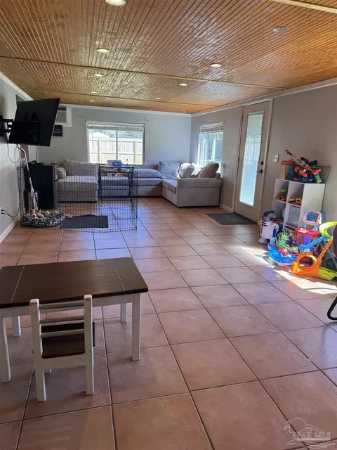 Living - 4400 Mundy Ln, Pace, FL 32571 photo 3 of 4