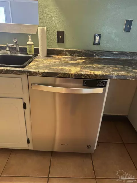 Kitchen - 4400 Mundy Ln, Pace, FL 32571 photo 5 of 5