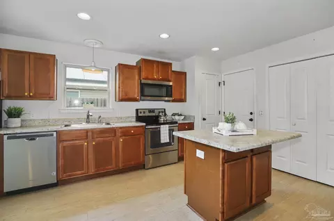 Kitchen - 5953 Fairlands Rd, Milton, FL 32583 photo 2 of 5