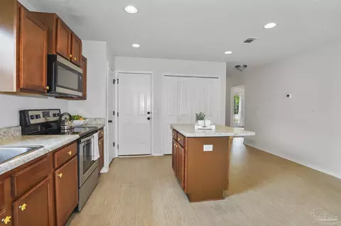 Kitchen - 5953 Fairlands Rd, Milton, FL 32583 photo 4 of 5
