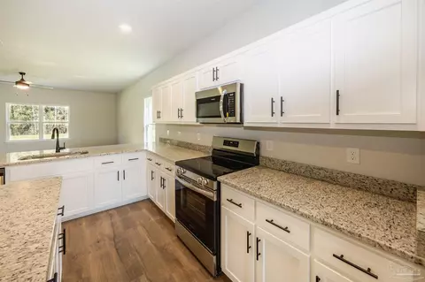 Kitchen - 5995 Willow Mist Ct, Pace, FL 32571 photo 3 of 4