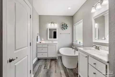 Bath - 9258 Roy Cook Rd, Pace, FL 32571 photo 4 of 7