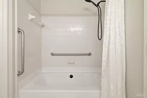Bath - 5327 Overbrook Dr, Milton, FL 32570 photo 2 of 4