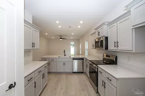 Kitchen - 5991 Willow Mist Ct, Pace, FL 32571 photo 2 of 4