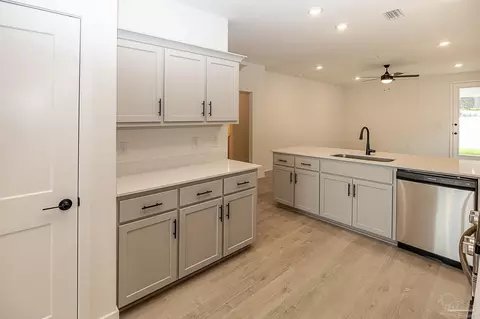 Kitchen - 5991 Willow Mist Ct, Pace, FL 32571 photo 3 of 4
