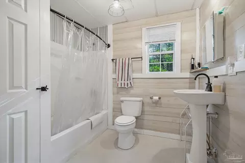 Bath - 2066 Sid Hayes Rd, Jay, FL 32565 photo 2 of 3