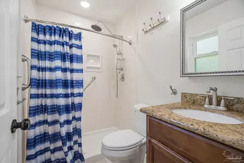 Bath - 2997 N 34th Ave, Milton, FL 32583 photo 5 of 7