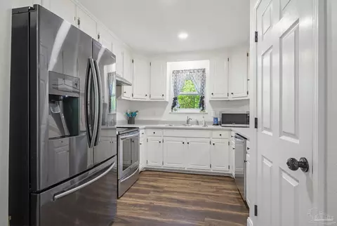 Kitchen - 2997 N 34th Ave, Milton, FL 32583 photo 2 of 5