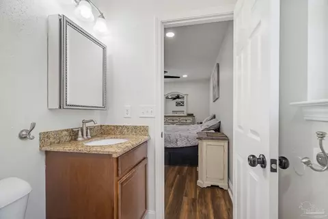 Bath - 2997 N 34th Ave, Milton, FL 32583 photo 4 of 7
