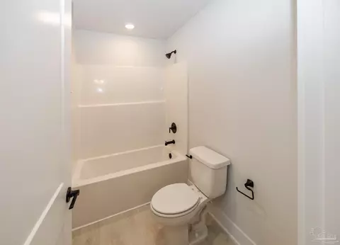 Bath - 5987 Willow Mist Ct, Pace, FL 32571 photo 5 of 7