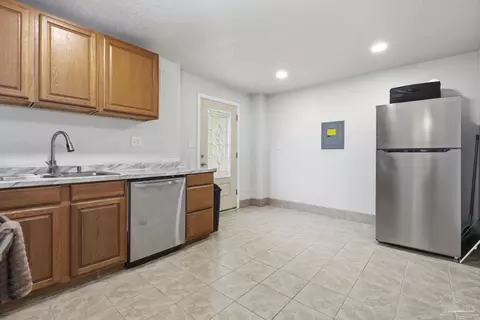 Kitchen - 4032 Mae Ln, Milton, FL 32583 photo 4 of 5