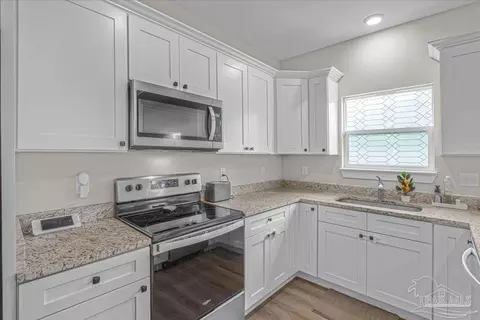 Kitchen - 3003 N 33rd Ave, Milton, FL 32583 photo 5 of 6