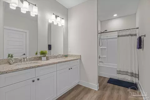 Bath - 3003 N 33rd Ave, Milton, FL 32583 photo 2 of 3