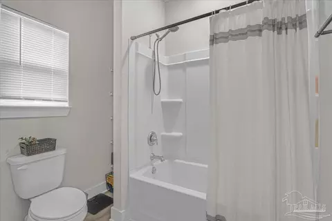 Bath - 3003 N 33rd Ave, Milton, FL 32583 photo 3 of 3