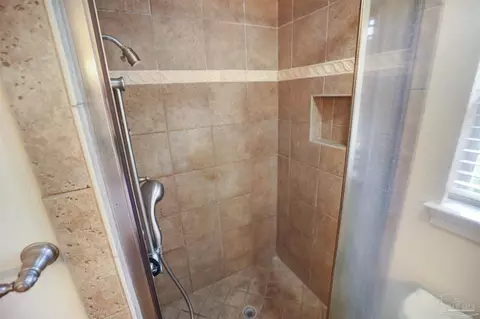 Bath - 4621 Riley Rd, Milton, FL 32583 photo 4 of 6