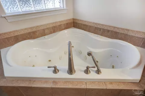 Bath - 4621 Riley Rd, Milton, FL 32583 photo 2 of 6