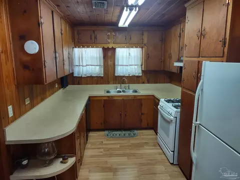 Kitchen - 521 Cox Rd, Mcdavid, FL 32568 photo 1 of 3