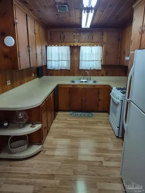 Kitchen - 521 Cox Rd, Mcdavid, FL 32568 photo 2 of 3