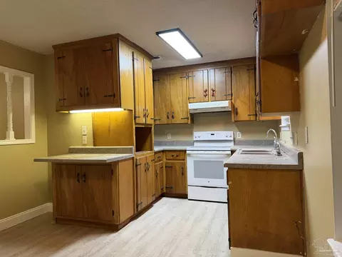 Kitchen - 6635 Wesdon Ct, Milton, FL 32570 photo 4 of 4
