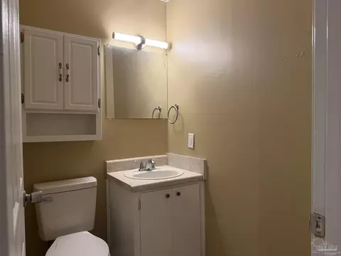 Bath - 6635 Wesdon Ct, Milton, FL 32570 photo 2 of 2