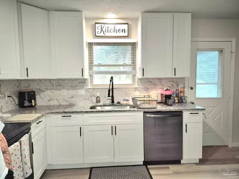 Kitchen - 5441 Gwen Ln, Pace, FL 32571 photo 11 of 11