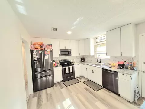 Kitchen - 5441 Gwen Ln, Pace, FL 32571 photo 5 of 11