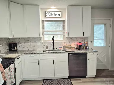 Kitchen - 5441 Gwen Ln, Pace, FL 32571 photo 2 of 11