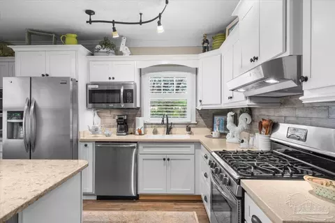 Kitchen - 24715 Murphy Ln, Elberta, AL 36530 photo 4 of 4