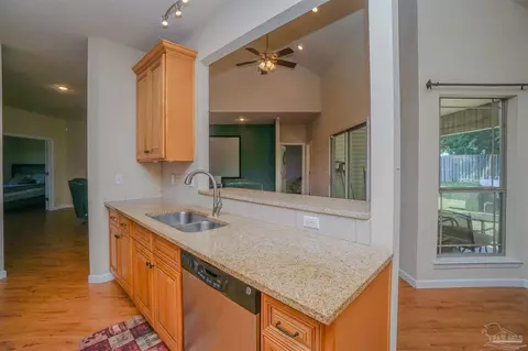 Kitchen - 5264 Moore Loop, Crestview, FL 32536 photo 5 of 6