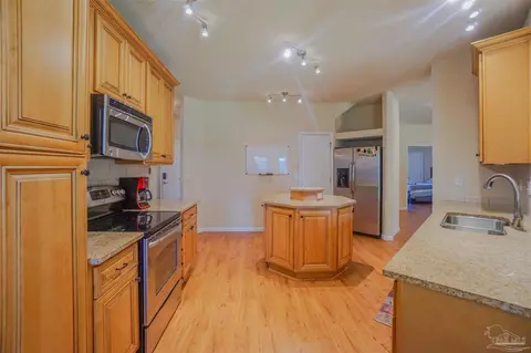 Kitchen - 5264 Moore Loop, Crestview, FL 32536 photo 6 of 6