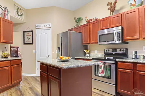 Kitchen - 5455 Turbine Way, Pace, FL 32571 photo 4 of 5