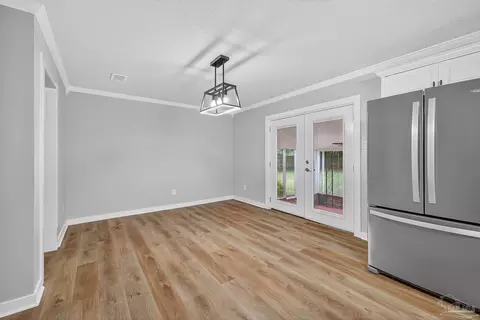 Dining - 4673 Van Horn Rd, Milton, FL 32583 photo 2 of 2