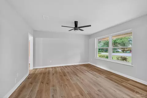 Living - 4673 Van Horn Rd, Milton, FL 32583 photo 3 of 5