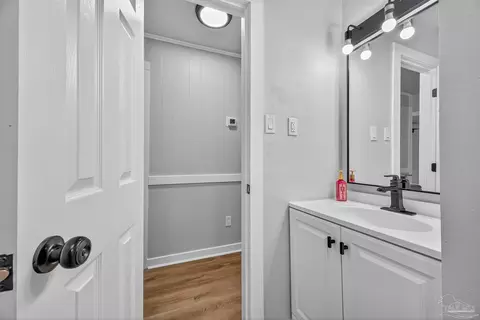 Bath - 4673 Van Horn Rd, Milton, FL 32583 photo 3 of 6