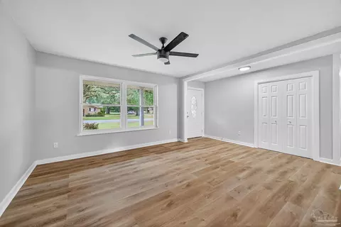 Living - 4673 Van Horn Rd, Milton, FL 32583 photo 4 of 5