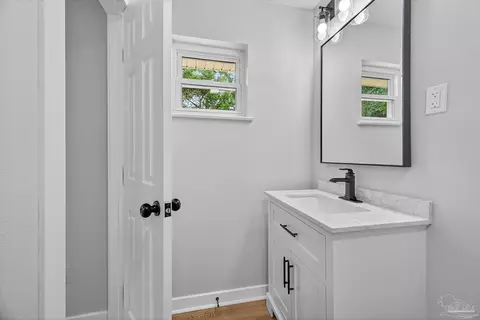 Bath - 4673 Van Horn Rd, Milton, FL 32583 photo 6 of 6