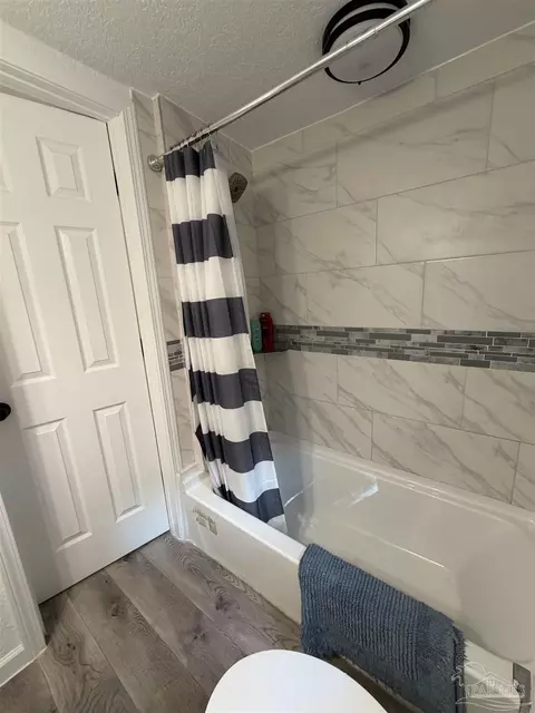 Bath - 4532 Limit St, Milton, FL 32583 photo 1 of 3