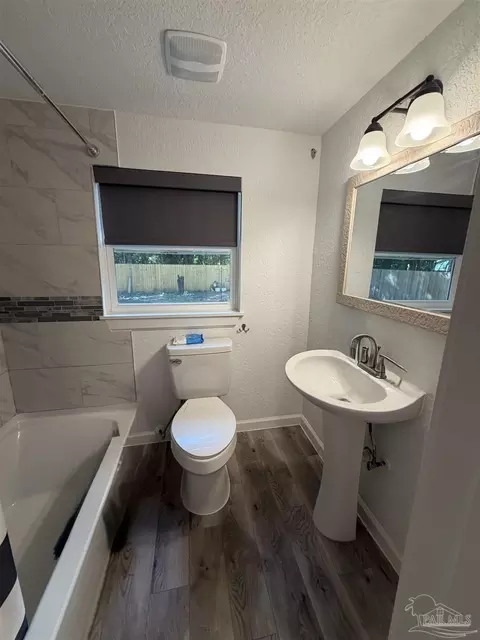 Bath - 4532 Limit St, Milton, FL 32583 photo 3 of 3