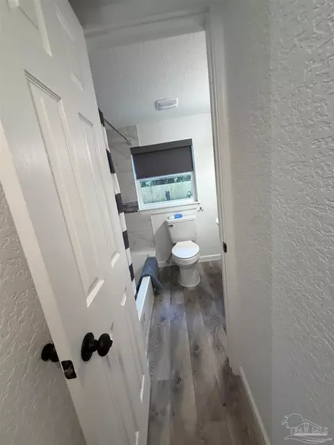Bath - 4532 Limit St, Milton, FL 32583 photo 2 of 3