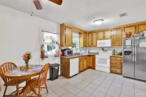 Kitchen - 5131 Oakleaf Dr, Pace, FL 32571 photo 2 of 3