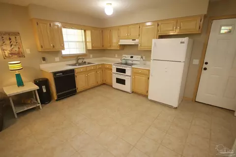 Kitchen - 5044 Ponitz Pkwy, Pace, FL 32571 photo 4 of 5
