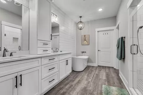 Bath - 107 Countri Ln, Cantonment, FL 32533 photo 3 of 4