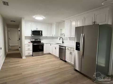 Kitchen - 10501 Hwy 97 A, Mcdavid, FL 32568 photo 1 of 2