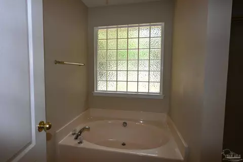 Bath - 6000 Osage Trl, Milton, FL 32570 photo 1 of 5