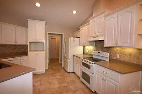 Kitchen - 6000 Osage Trl, Milton, FL 32570 photo 2 of 5