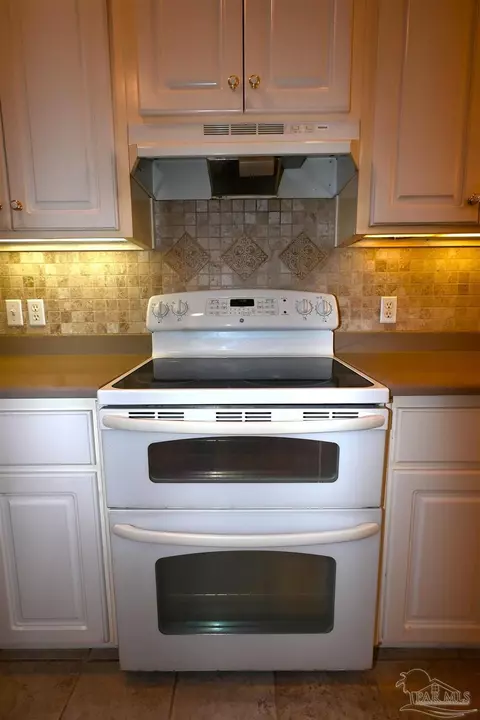 Kitchen - 6000 Osage Trl, Milton, FL 32570 photo 4 of 5