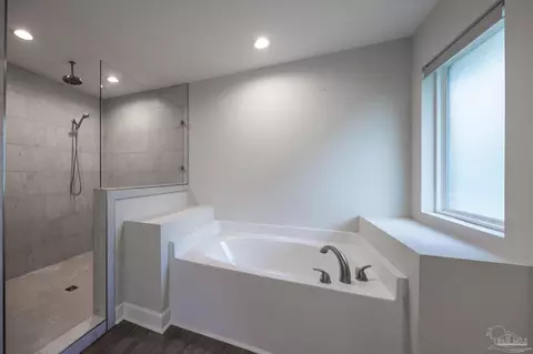 Bath - 4090 Manchester Ct, Pace, FL 32571 photo 5 of 9