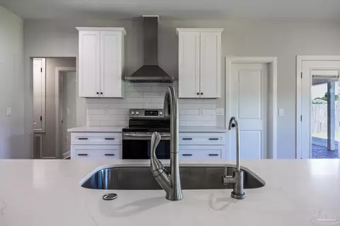 Kitchen - 4090 Manchester Ct, Pace, FL 32571 photo 3 of 4